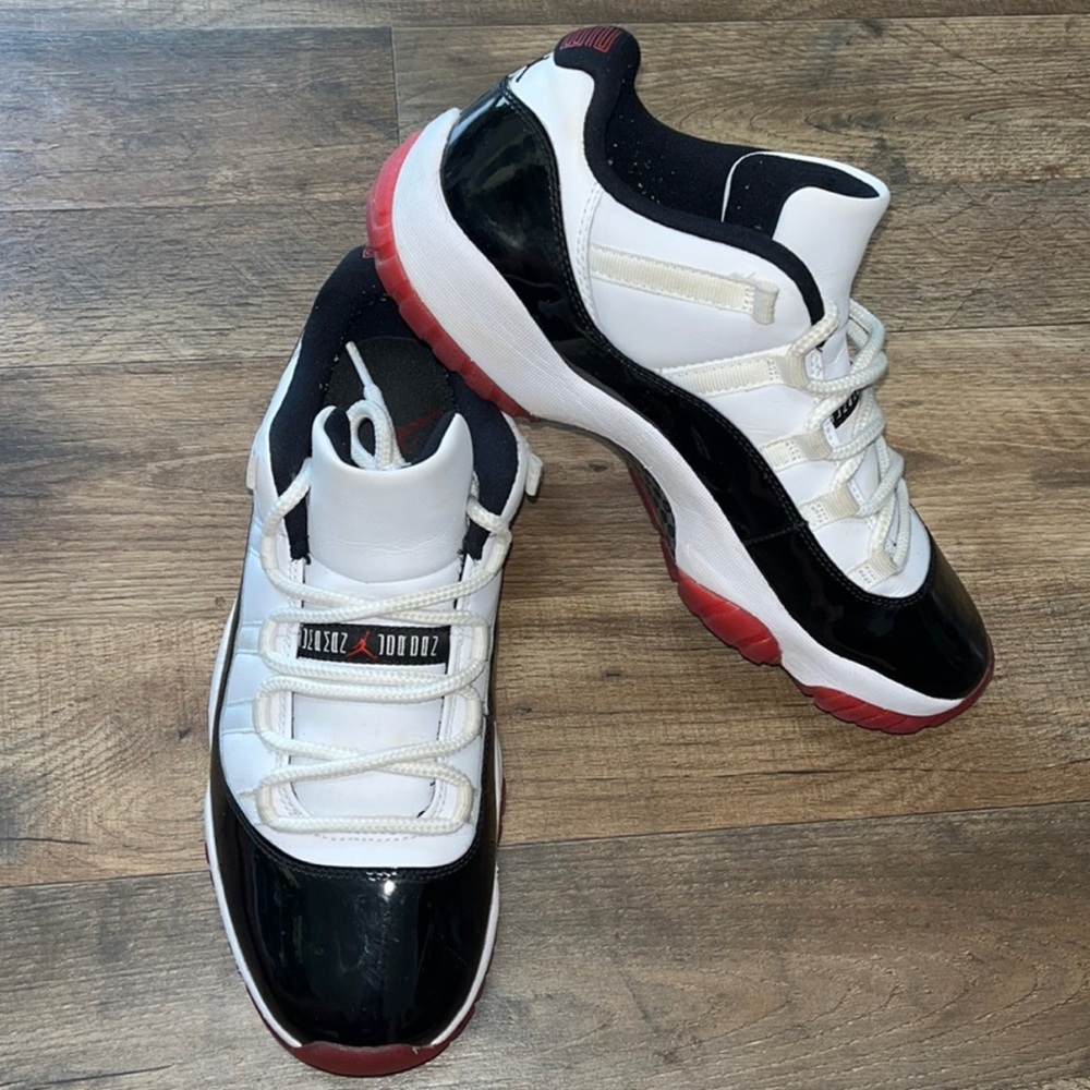 Jordan 11 Retro Low Concord Bred size 10 AV2187-160
2020 PRE-OWNED
